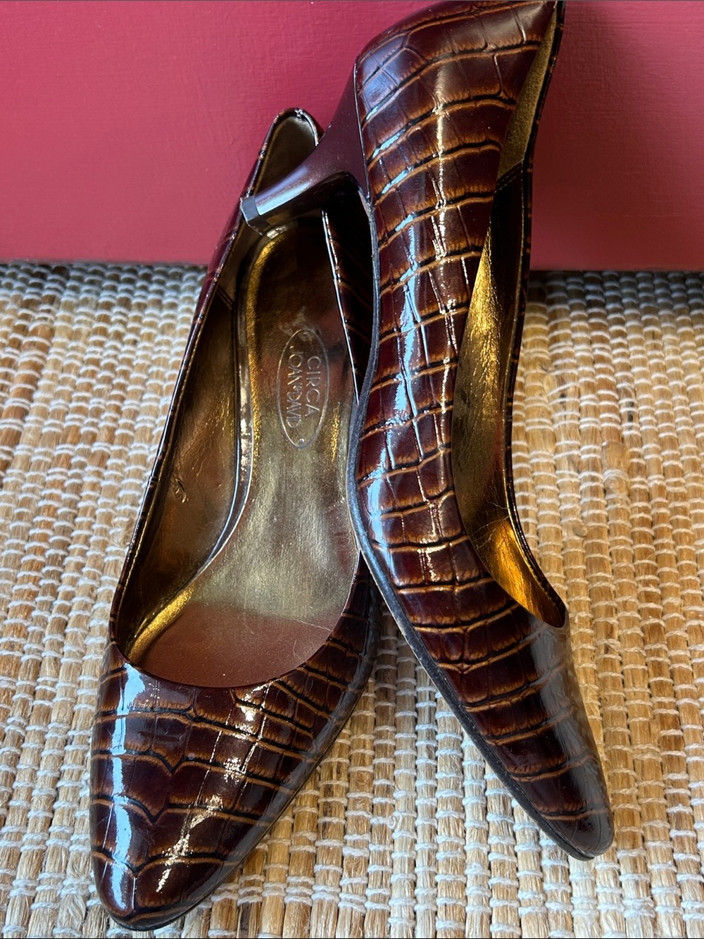 CIRCA JOAN & DAVID s7 Classic Croc-Embossed Brown Leather kitten heels-